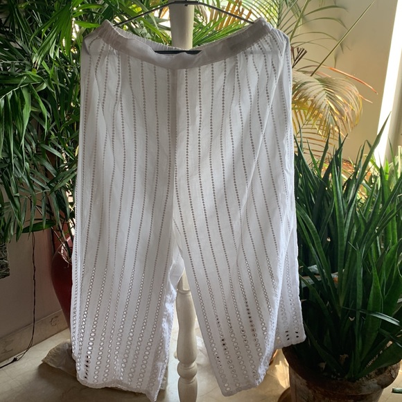 BEAUUUUUUTIFUL WHITE KURTA SET: self-design fabric with delicate cutouts. Size L - Picture 4 of 6